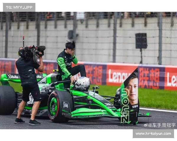 周冠宇回归家乡亮相F1中国大奖赛与车迷互动热情高涨 周冠宇回归家乡亮相F1中国大奖赛与车迷互动热情高涨